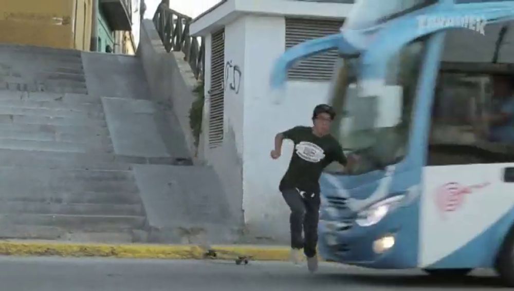 Duras imágenes: el brutal atropello de un autobús a un joven skater en Perú