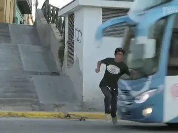 Duras imágenes: el brutal atropello de un autobús a un joven skater en Perú Duras imágenes: el brutal atropello de un autobús a un joven skater en Perú