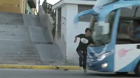 Duras imágenes: el brutal atropello de un autobús a un joven skater en Perú Duras imágenes: el brutal atropello de un autobús a un joven skater en Perú