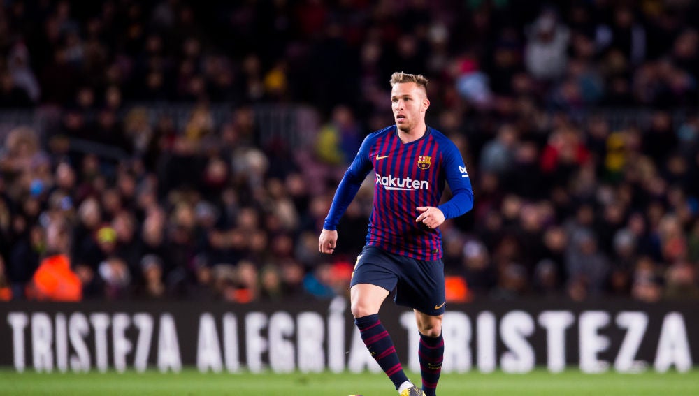 Arthur Melo controla un balón