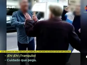 VÍDEO: Acorralan y agreden al anciano 'raya coches' de Vigo: "Tenías que estar muerto, cabrón" VÍDEO: Acorralan y agreden al anciano 'raya coches' de Vigo: "Tenías que estar muerto, cabrón"