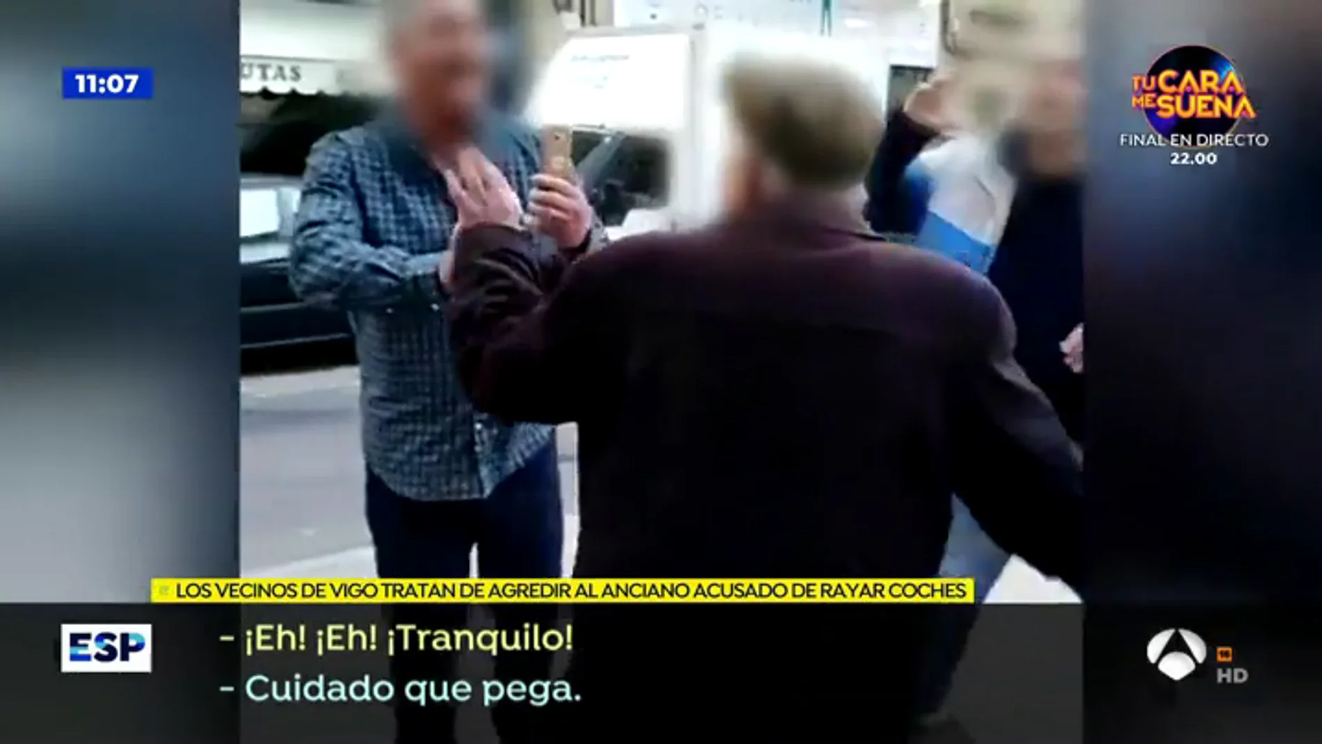 VÍDEO: Acorralan y agreden al anciano 'raya coches' de Vigo: "Tenías que estar muerto, cabrón"