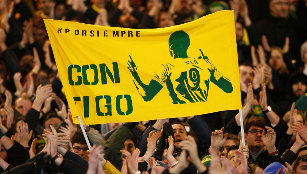 La afición francesa luce una pancarta en homenaje a Emiliano Sala