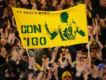 La afición francesa luce una pancarta en homenaje a Emiliano Sala La afición francesa luce una pancarta en homenaje a Emiliano Sala