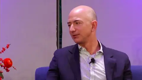 Jeff Bezos acusa a la empresa matriz del tabloide The National Enquirer de chantajearle con publicar mensajes de texto y fotos íntimas Jeff Bezos acusa a la empresa matriz del tabloide The National Enquirer de chantajearle con publicar mensajes de texto y fotos íntimas