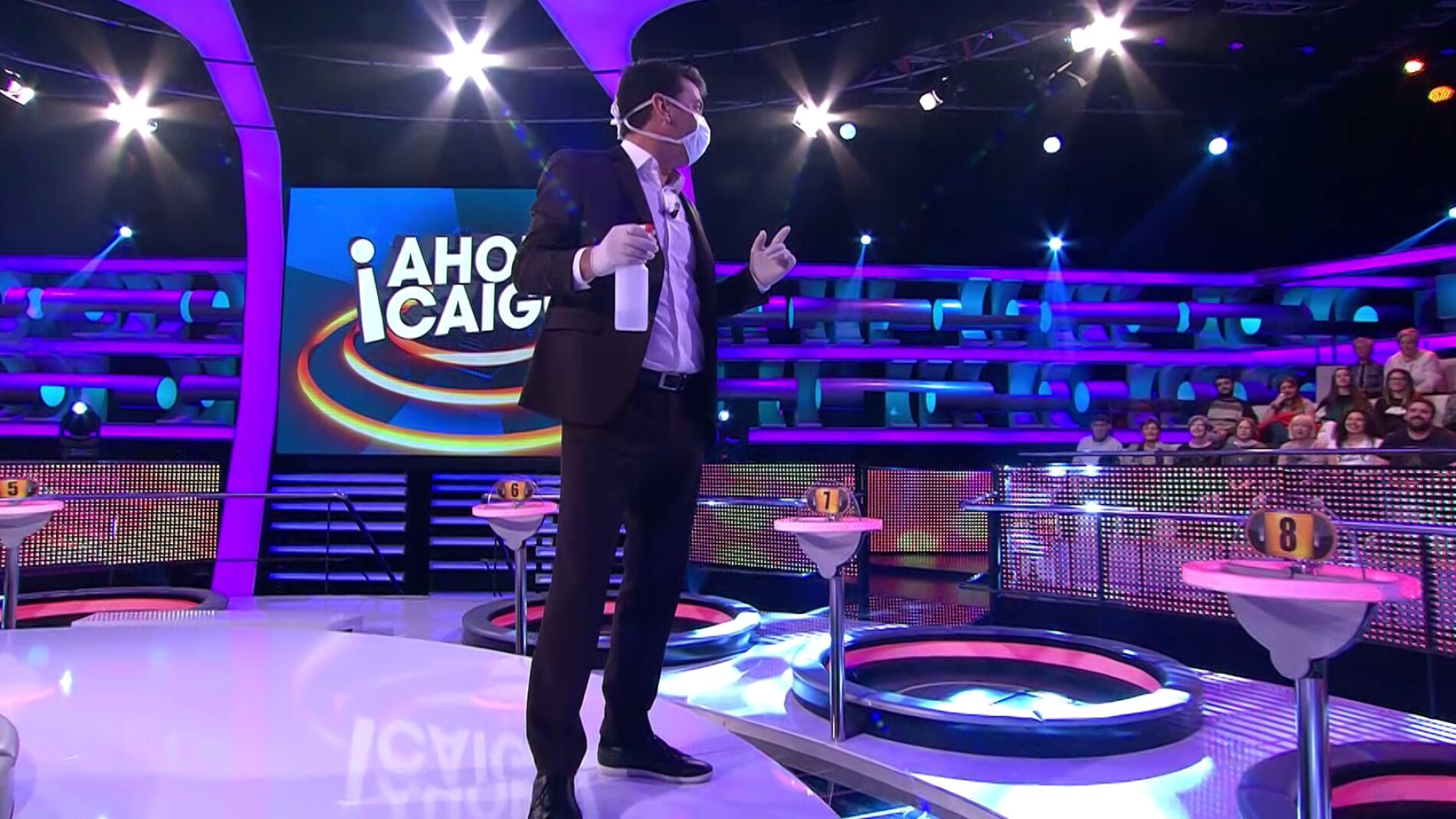 Arturo Valls, con mascarilla: protegido contra la gripe en '&iexcl;Ahora caigo!'