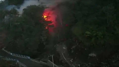 Indonesia entra en estado de emergencia por la erupción de un volcán en las Célebes Indonesia entra en estado de emergencia por la erupción de un volcán en las Célebes