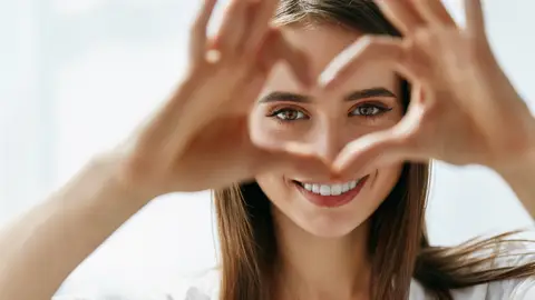 Chica haciendo corazón con las manos Chica haciendo corazón con las manos