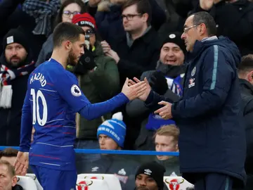 Sarri da la mano a Hazard durante un partido Sarri da la mano a Hazard durante un partido