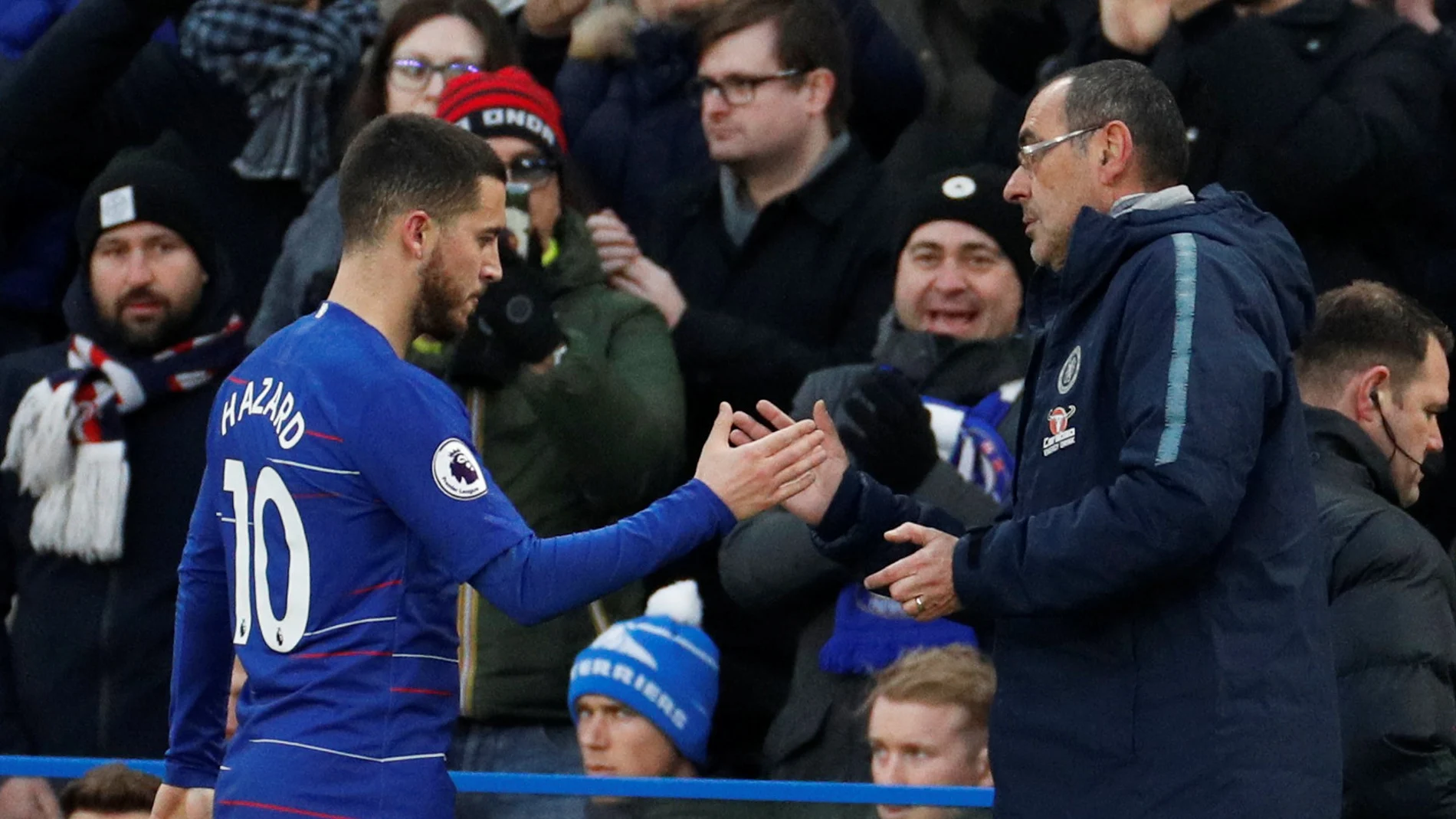 Sarri da la mano a Hazard durante un partido Sarri da la mano a Hazard durante un partido