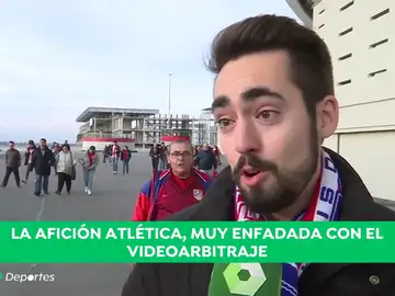 La afición del Atlético, indignada con el árbitro y con el VAR: "Ladrones, son ladrones todos" La afición del Atlético, indignada con el árbitro y con el VAR: "Ladrones, son ladrones todos"