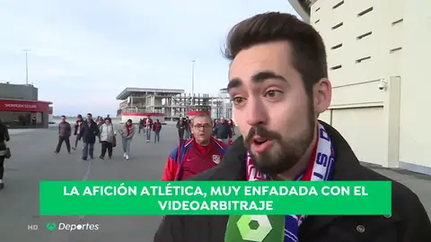La afición del Atlético, indignada con el árbitro y con el VAR: "Ladrones, son ladrones todos" La afición del Atlético, indignada con el árbitro y con el VAR: "Ladrones, son ladrones todos"
