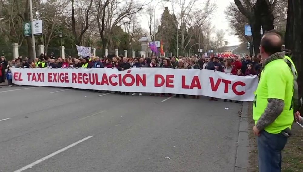Los taxistas madrileños se manifiestan contra la "uberización de los servicios públicos"