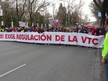 Los taxistas madrileños se manifiestan contra la "uberización de los servicios públicos"