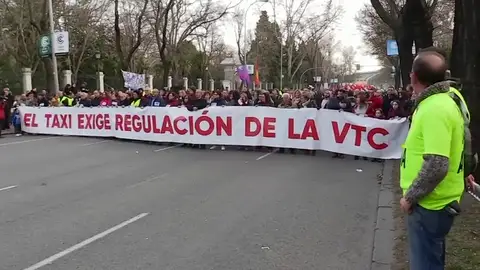 Los taxistas madrileños se manifiestan contra la "uberización de los servicios públicos" Los taxistas madrileños se manifiestan contra la "uberización de los servicios públicos"