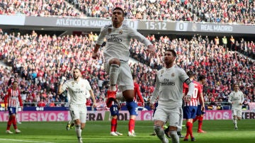 Casemiro celebra su gol contra el Atlético de Madrid