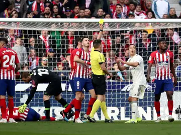 Estrada Fernández muestra una tarjeta amarilla durante el Atlético-Real Madrid Estrada Fernández muestra una tarjeta amarilla durante el Atlético-Real Madrid