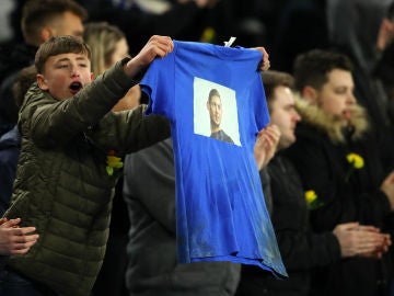 Un aficionado del Cardiff enseña una camiseta con la foto de Emiliano Sala