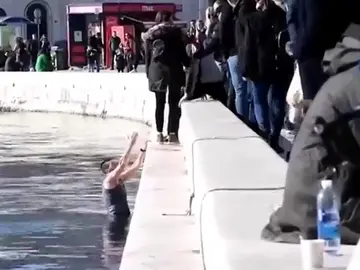 Agreden a tres jugadores serbios de waterpolo en Split y uno de ellos se tira al mar para escapar Agreden a tres jugadores serbios de waterpolo en Split y uno de ellos se tira al mar para escapar