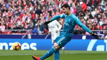 Courtois, en acción durante el partido contra el Atlético de Madrid Courtois, en acción durante el partido contra el Atlético de Madrid