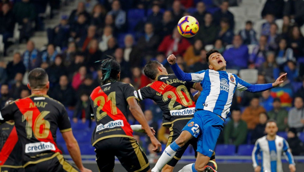 Wu Lei salta ante Velázquez