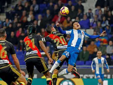 Wu Lei salta ante Velázquez Wu Lei salta ante Velázquez