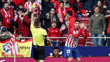 Morata, siendo amonestado Morata, siendo amonestado