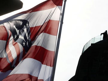 La bandera del Atlético de Madrid ondea en el Metropolitano