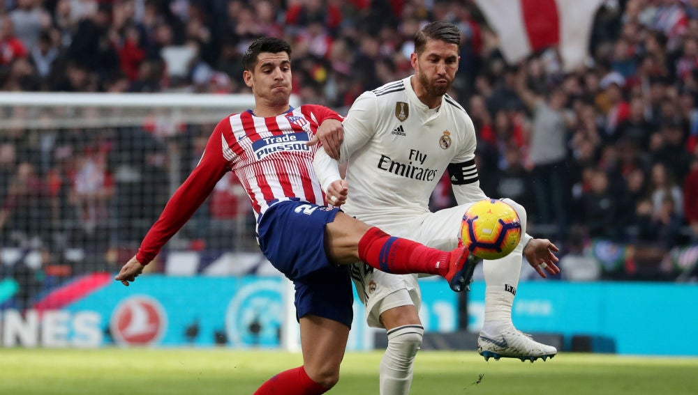 Morata y Sergio Ramos se disputan la posesión del balón