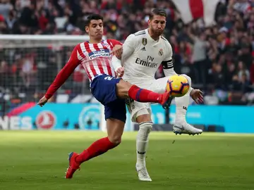 Morata y Sergio Ramos se disputan la posesión del balón Morata y Sergio Ramos se disputan la posesión del balón