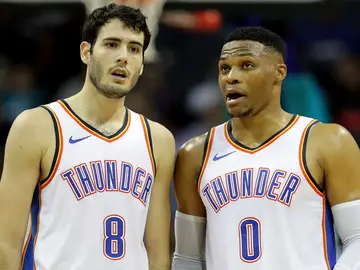 Westbrook charla con Abrines durante un partido de los Thunder Westbrook charla con Abrines durante un partido de los Thunder