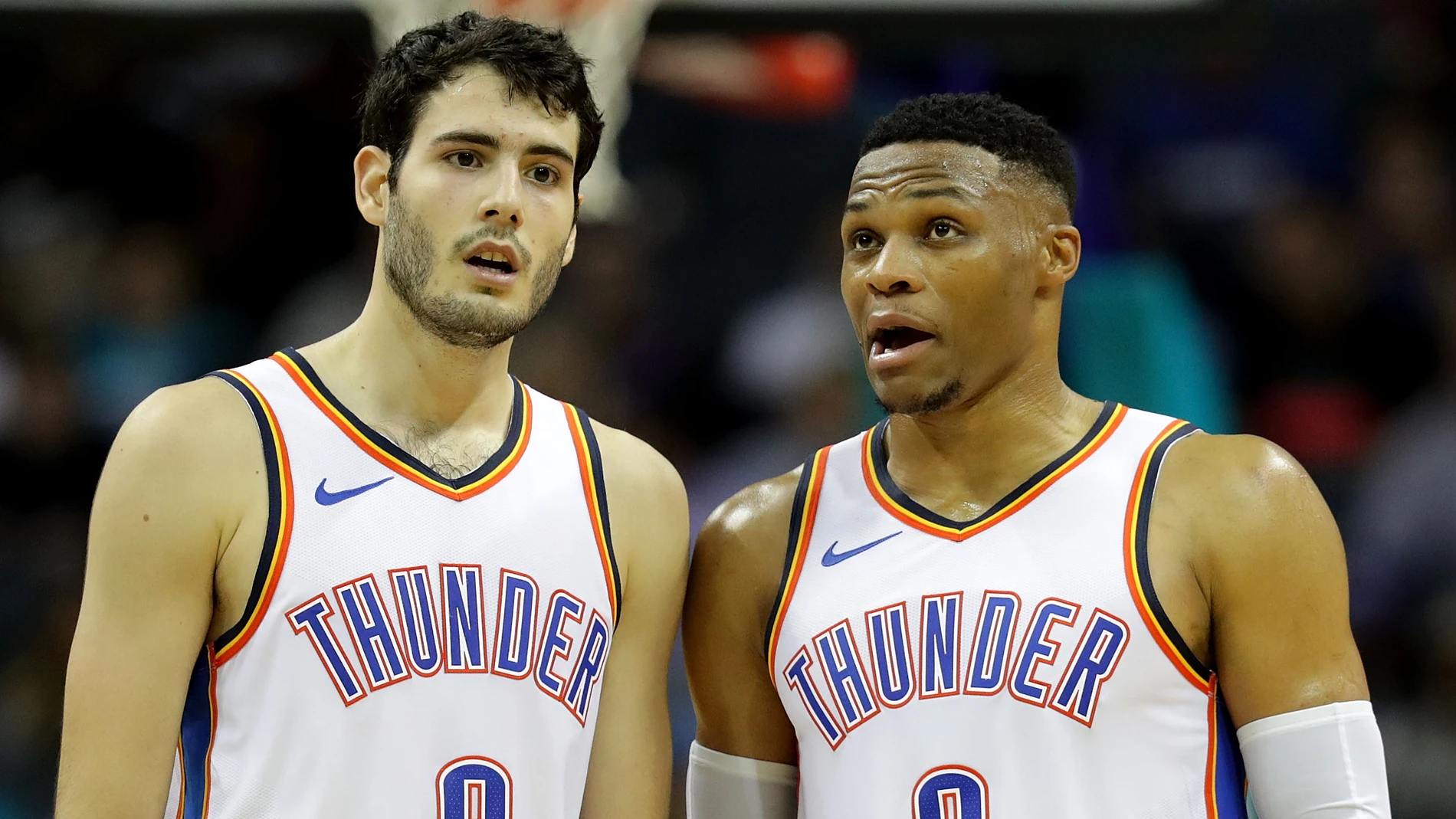 Westbrook charla con Abrines durante un partido de los Thunder Westbrook charla con Abrines durante un partido de los Thunder