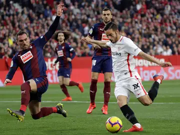 Sarabia dispara a puerta ante el Eibar Sarabia dispara a puerta ante el Eibar