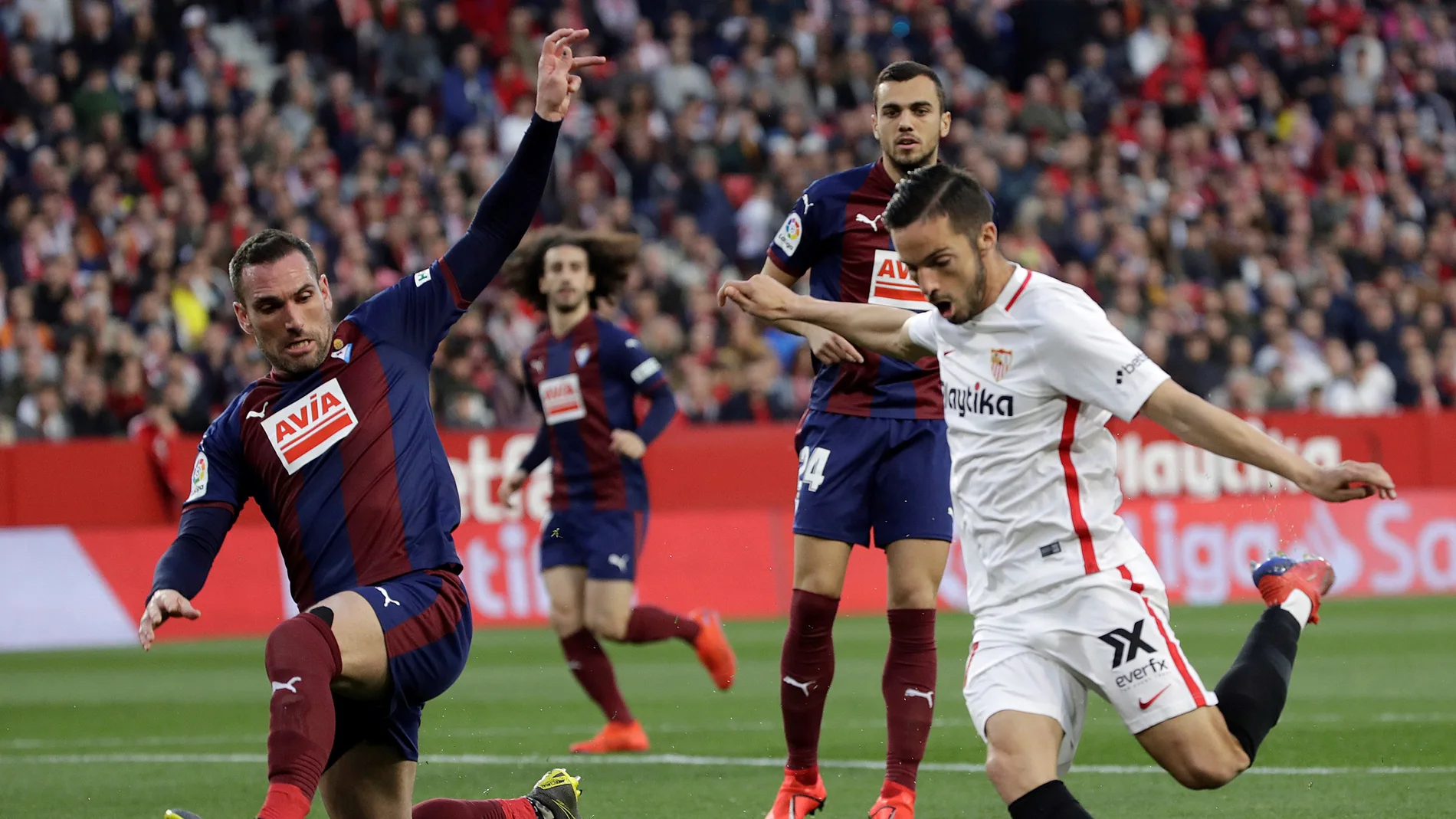 Sarabia dispara a puerta ante el Eibar Sarabia dispara a puerta ante el Eibar