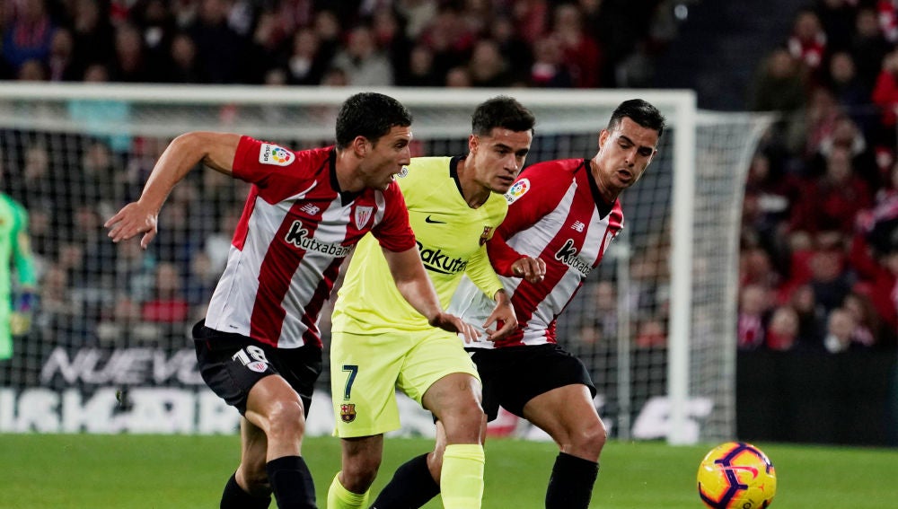 Coutinho intenta pasar ante la defensa del Athletic