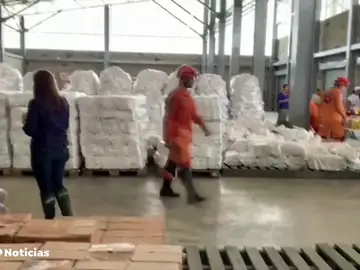 Cientos de venezolanos voluntarios se organizan para participar en la distribución de la ayuda humanitaria Cientos de venezolanos voluntarios se organizan para participar en la distribución de la ayuda humanitaria
