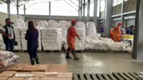 Cientos de venezolanos voluntarios se organizan para participar en la distribución de la ayuda humanitaria Cientos de venezolanos voluntarios se organizan para participar en la distribución de la ayuda humanitaria
