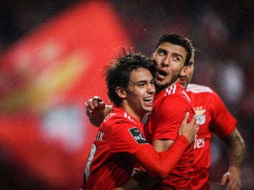 Los jugadores del Benfica celebran uno de los 10 goles que le han metido al Nacional