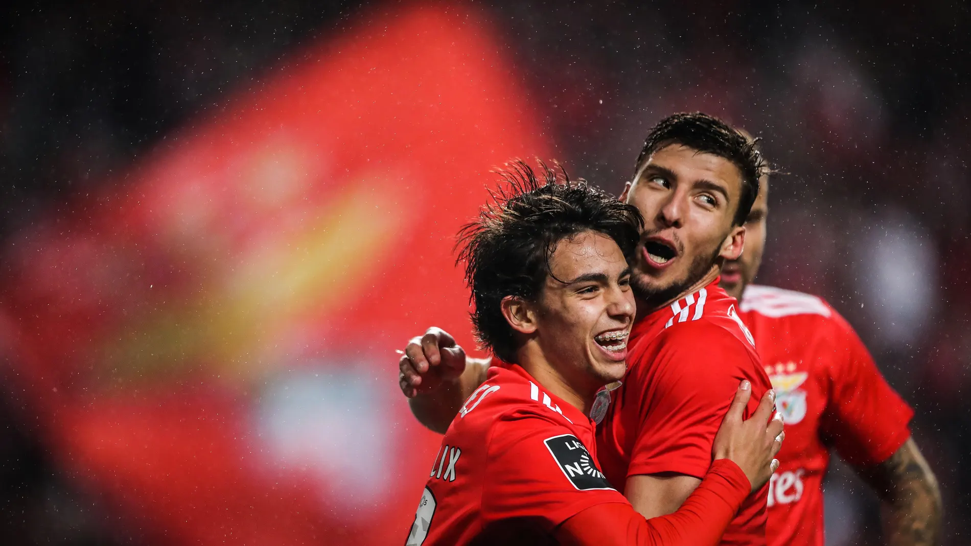 Los jugadores del Benfica celebran uno de los 10 goles que le han metido al Nacional Los jugadores del Benfica celebran uno de los 10 goles que le han metido al Nacional