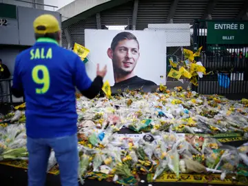 Aficionados del Nantes dejan ramos de flores en el homenaje a Emiliano Sala Aficionados del Nantes dejan ramos de flores en el homenaje a Emiliano Sala