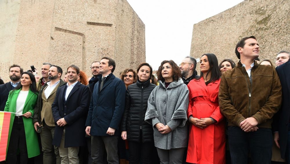 La foto de PP, Ciudadanos y Vox en la manifestación en Colón contra Pedro Sánchez