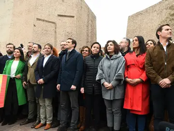 La foto de PP, Ciudadanos y Vox en la manifestación en Colón contra Pedro Sánchez La foto de PP, Ciudadanos y Vox en la manifestación en Colón contra Pedro Sánchez
