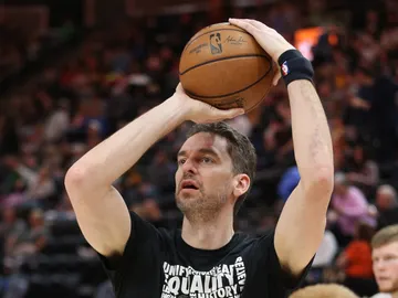 Pau Gasol tira a canasta Pau Gasol tira a canasta