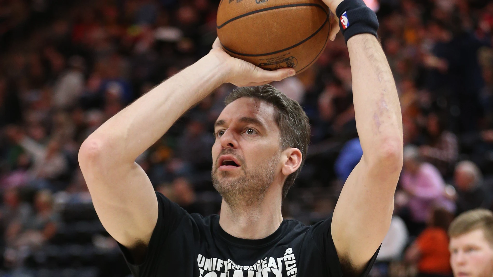 Pau Gasol tira a canasta Pau Gasol tira a canasta