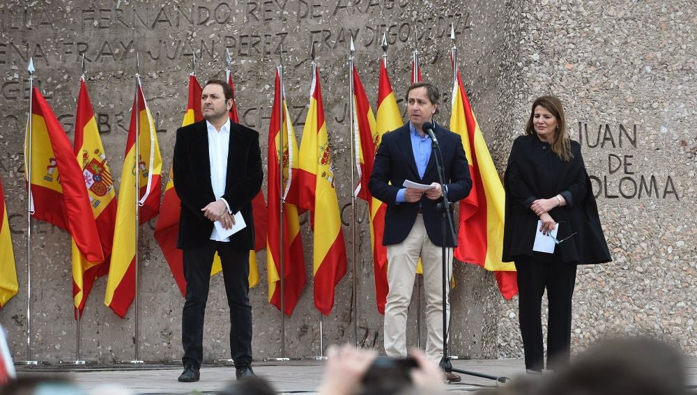 Lectura del manifiesto en la manifestación contra Sánchez