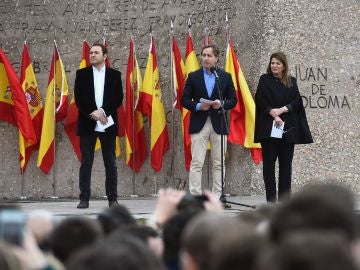 Lectura del manifiesto en la manifestación contra Sánchez