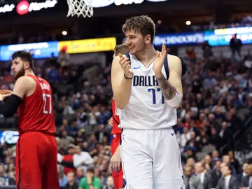 Luka Doncic aplaude una acción en un partido con los Mavericks Luka Doncic aplaude una acción en un partido con los Mavericks