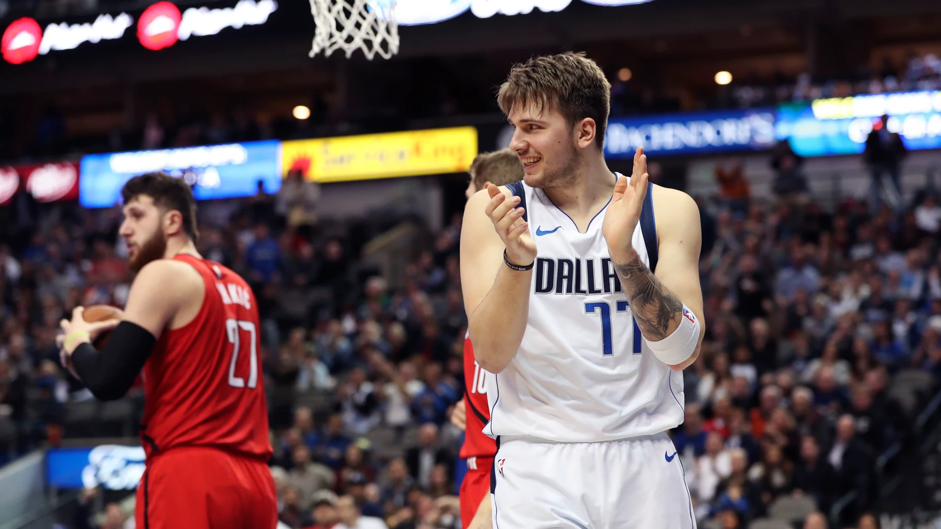 Luka Doncic aplaude una acción en un partido con los Mavericks Luka Doncic aplaude una acción en un partido con los Mavericks