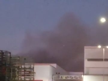 Un incendio afecta al museo de Seat de la Zona Franca de Barcelona