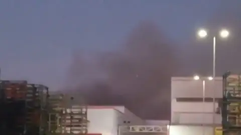 Un incendio afecta al museo de Seat de la Zona Franca de Barcelona Un incendio afecta al museo de Seat de la Zona Franca de Barcelona